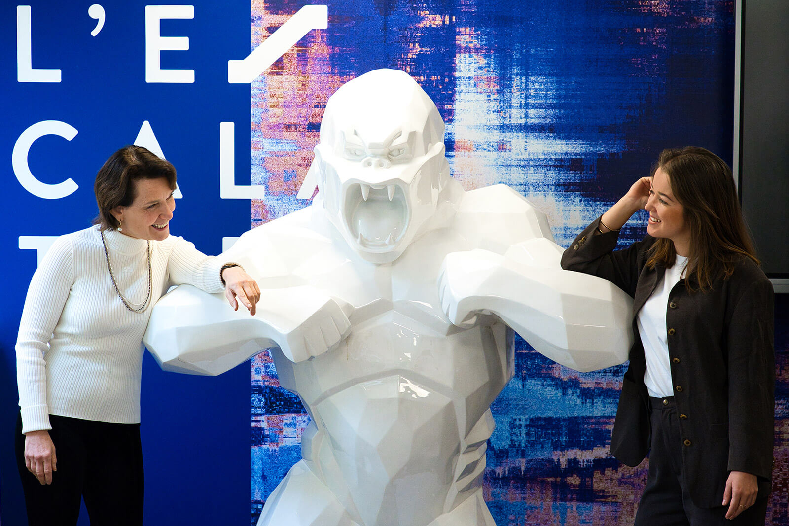 Deux femmes avec une statue de gorille blanche