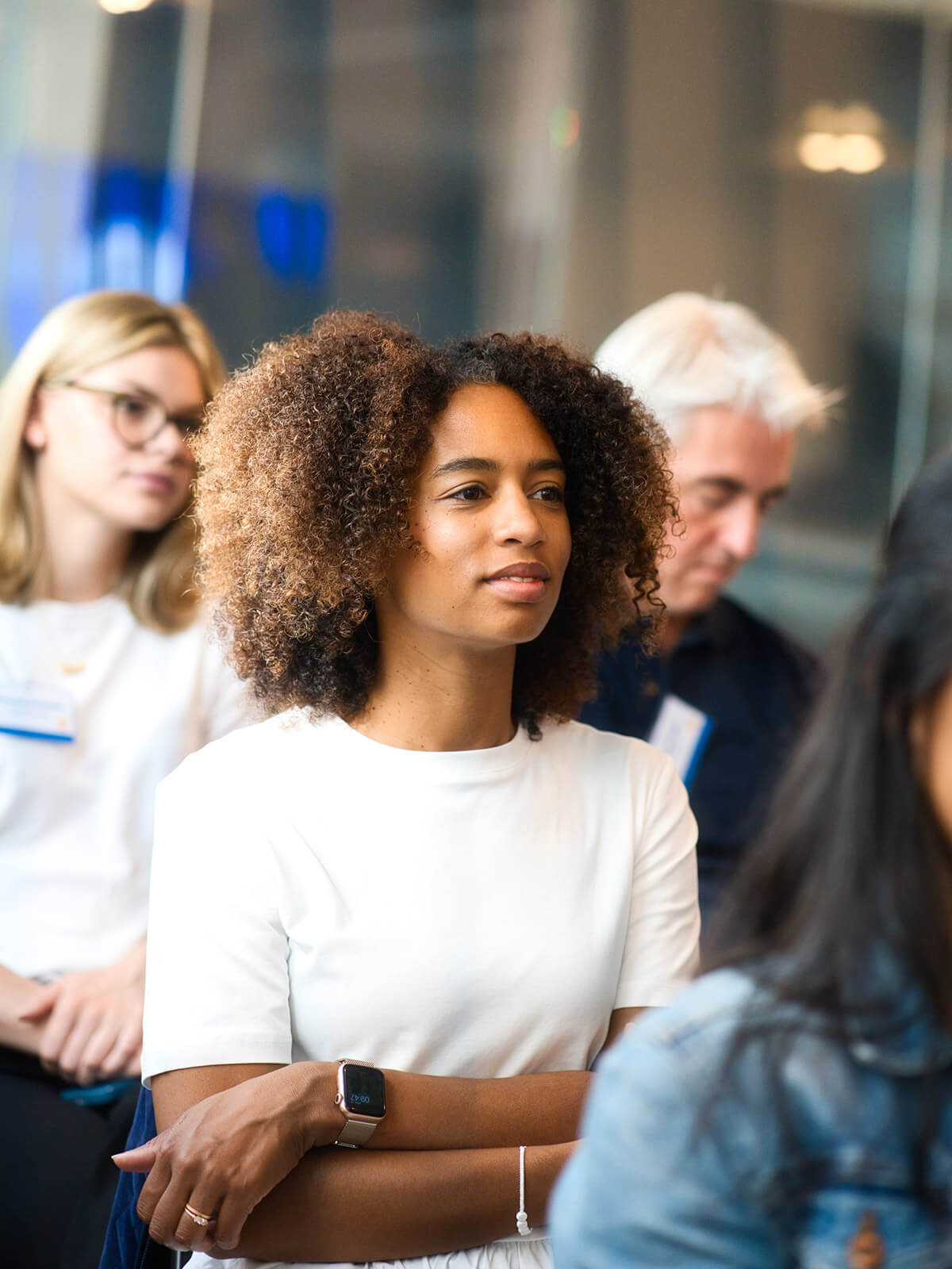 Un femme qui suit une conférence
